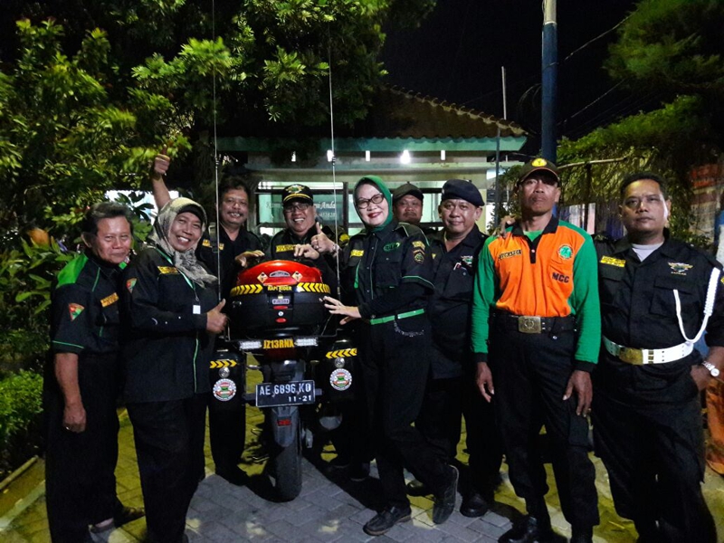 Petugas Pos Induk RAPI  Wilayah Madiun foto bersama Motor JZ13RNX